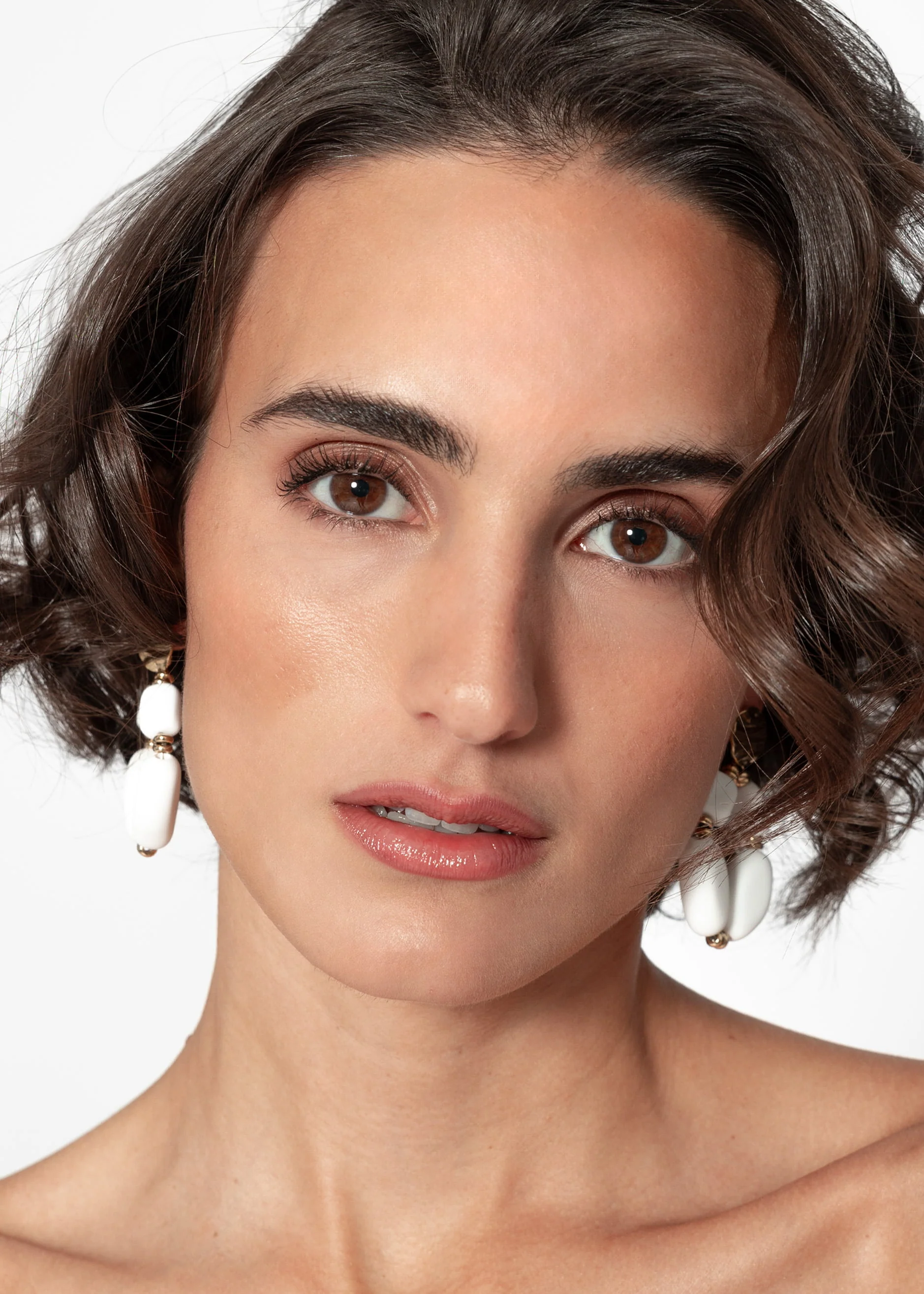 Gold earrings with large pearls, matt white - Image 4