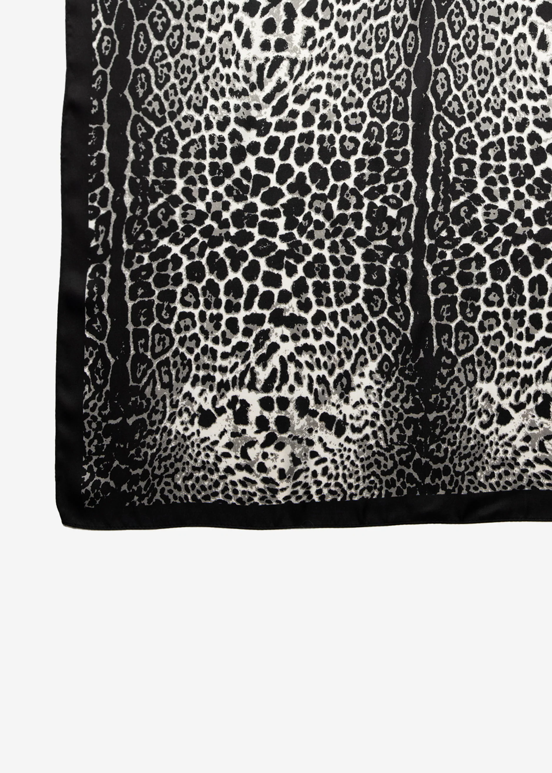 Scarf with leopard print - black - Image 4