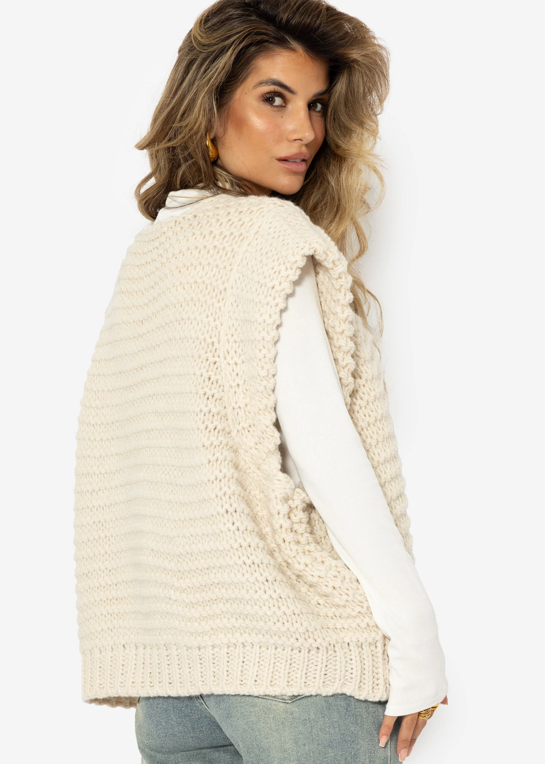 Sleeveless knitted vest with structured shoulders - off-white - Image 5